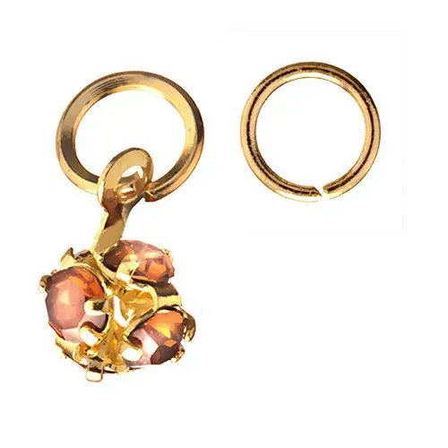Ozdobný piercing zlaté barvy ve tvaru kuličky s hnědými kamínky